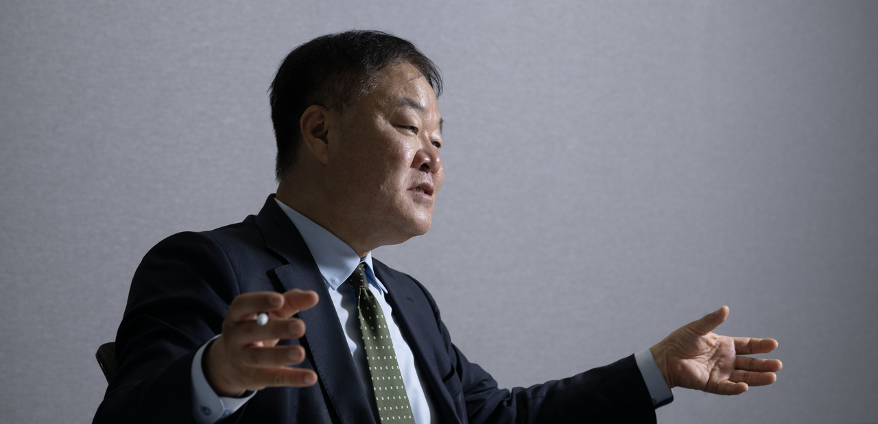 Kim Hak-kyun, head of research at Shinyoung Securities, speaks during an interview with The Korea Herald at the firm's headquarters in Yeouido, Seoul, on Monday. (Im Se-jun/ The Korea Herald)