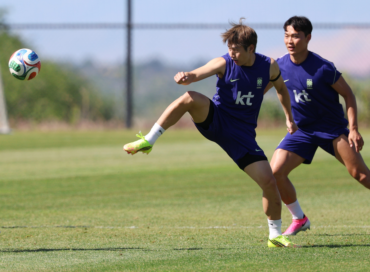 El mediocampista surcoreano Lee Kang-in (izq.) participa en una sesión de entrenamiento para la Copa Mundial de la FIFA en el Centro de Entrenamiento Zions Bank en Herriman, Utah, el lunes. (Yonhap)