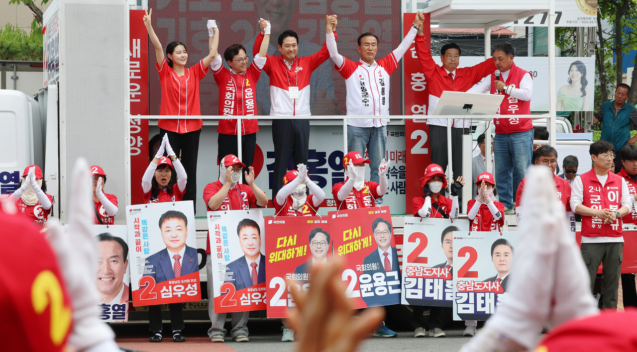 Jang Dong-hyeok (third from left), leader of the main opposition People Power Party, rallies for support during a campaign stop in South Chungcheong Province, central South Korea, on June 2, 2026, in support of the party's candidates for the June 3 local elections. (Yonhap)