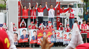 Rival parties make final push for support on eve of local elections