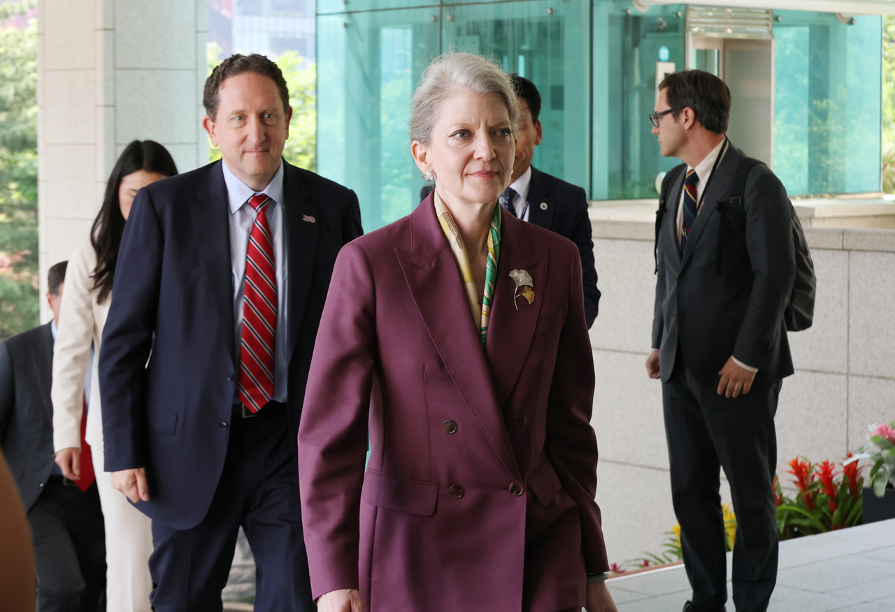 US Under Secretary of State for Political Affairs Allison Hooker (C) arrives at South Korea's foreign ministry building in Seoul on Tuesday for talks on security-related agreements reached at a summit between South Korea and the United States. (Yonhap)
