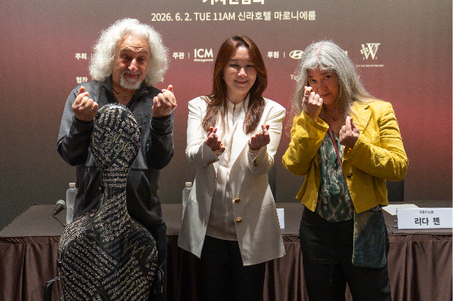 From left: Cellist Mischa Maisky, artistic director and pianist Klara Min and violist Lyda Chen pose during a press conference for the 2026 Classical Bridge International Music Festival at the Shilla Seoul hotel in Jung-gu, Seoul, Tuesday. (Classical Bridge)