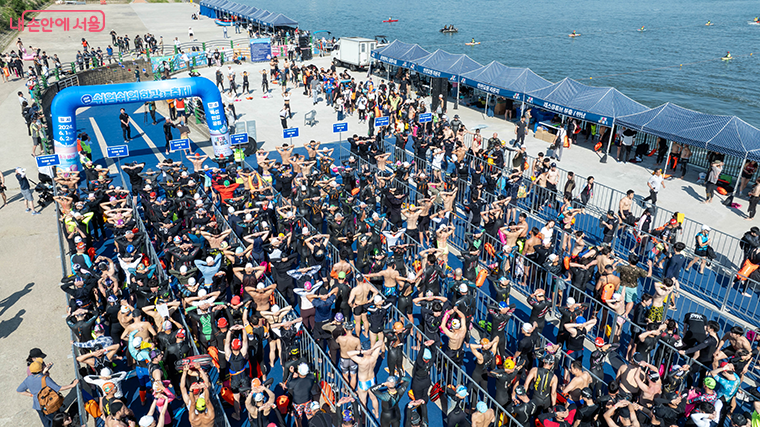 Participants prepare for the swimming event during the 1st My Pace Hangang Triathlon Festival at Han River Park in Seoul in June 2024. (Seoul Metropolitan Government)