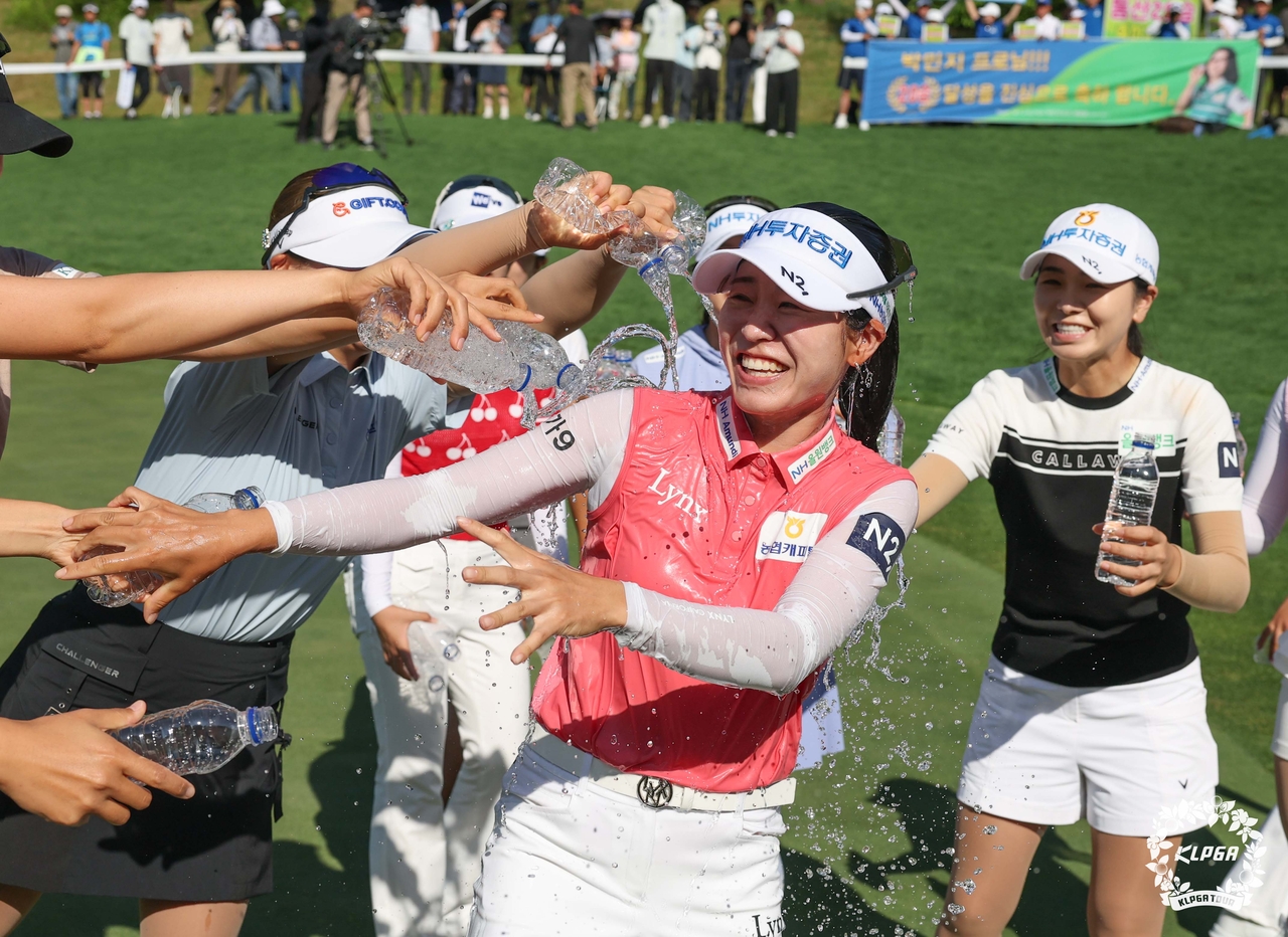 Park Min-ji celebrates winning the SH Suhyup Bank MBN Women's Open, Sunday.   (Yonhap)