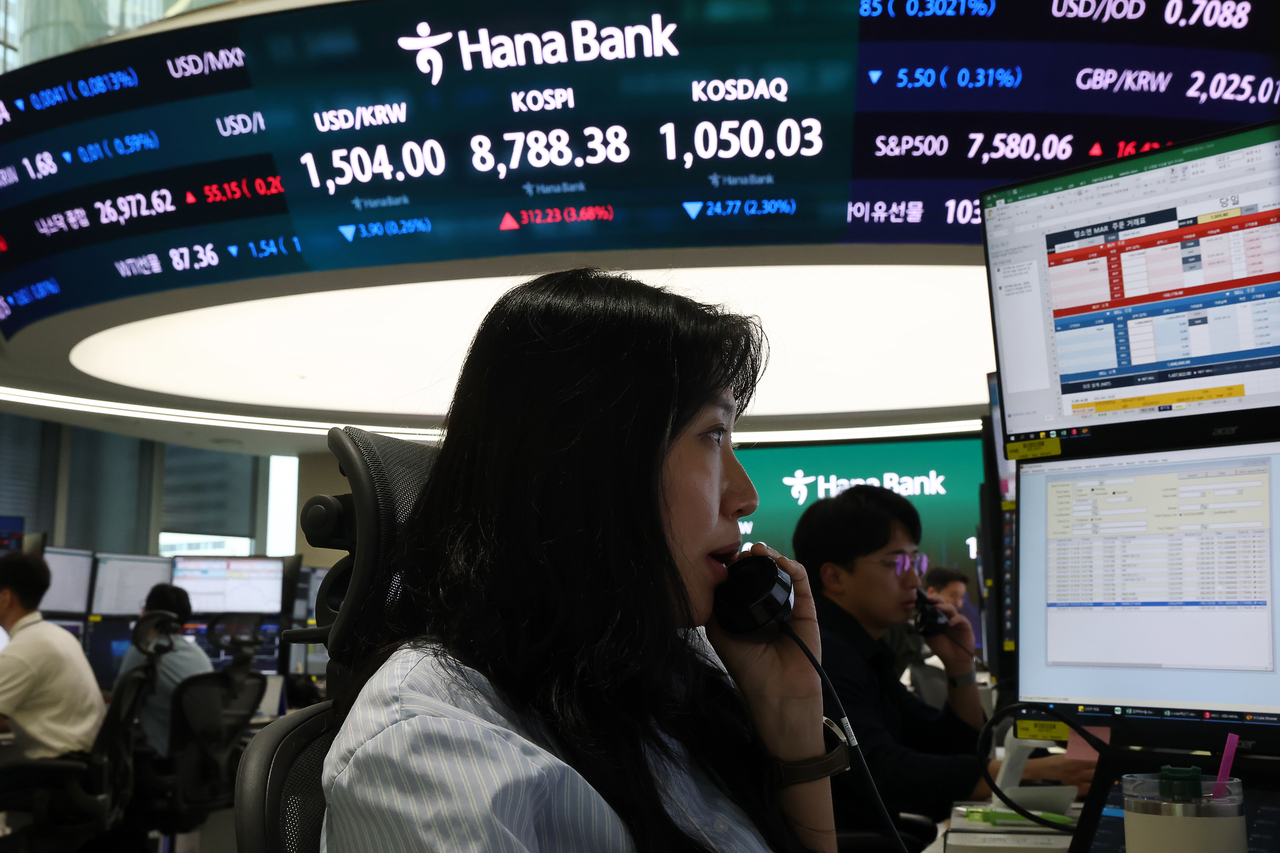 A dealing room at Hana Bank in Seoul (Yonhap)