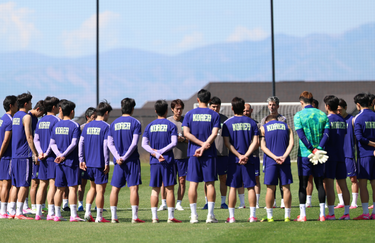 South Korean men's national football team players huddle before the start of a training session for the FIFA World Cup at Zions Bank Training Center in Herriman, Utah, on Monday. (Yonhap)