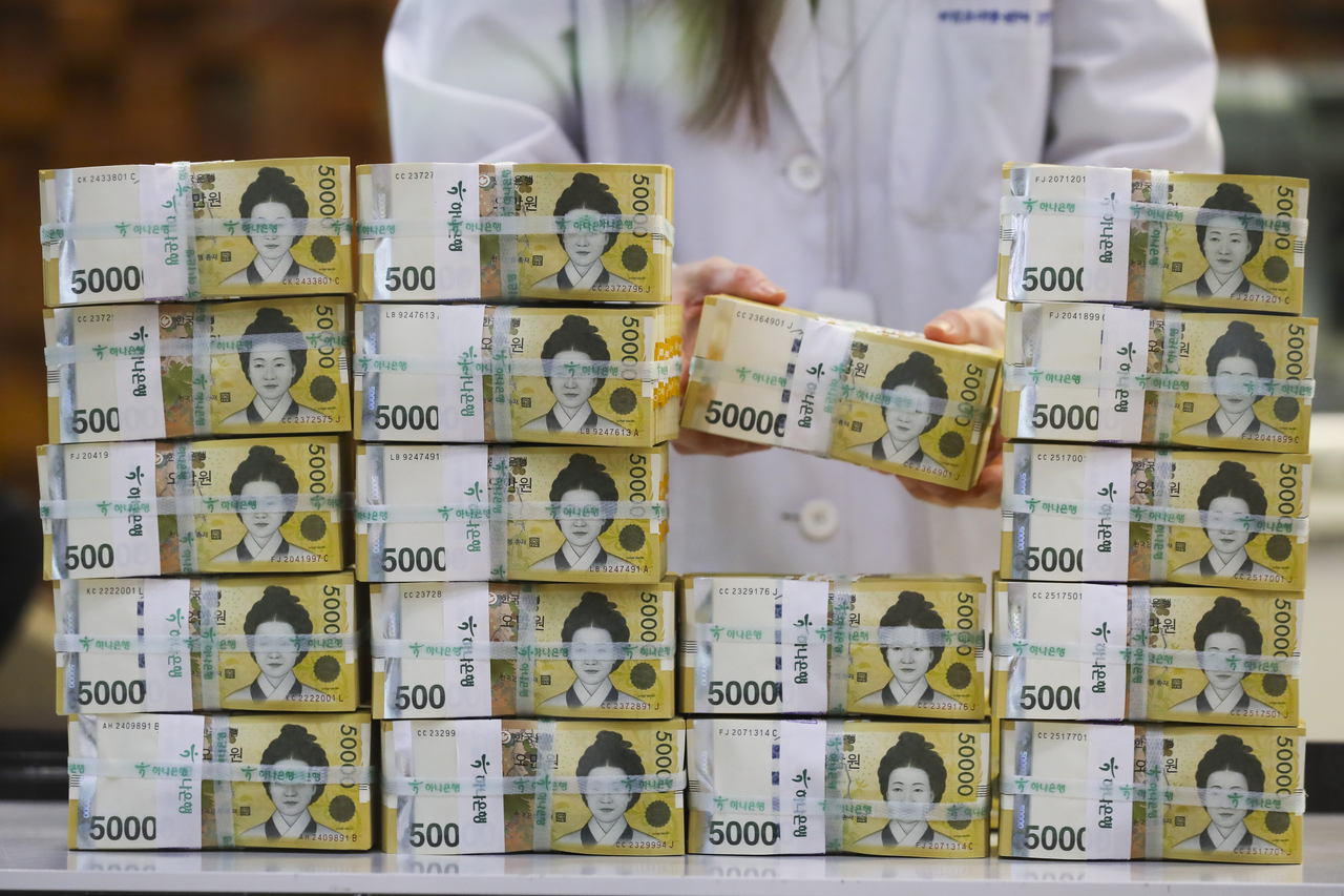 50,000 won bills are displayed at Hana Bank's headquarters in central Seoul. (Newsis)