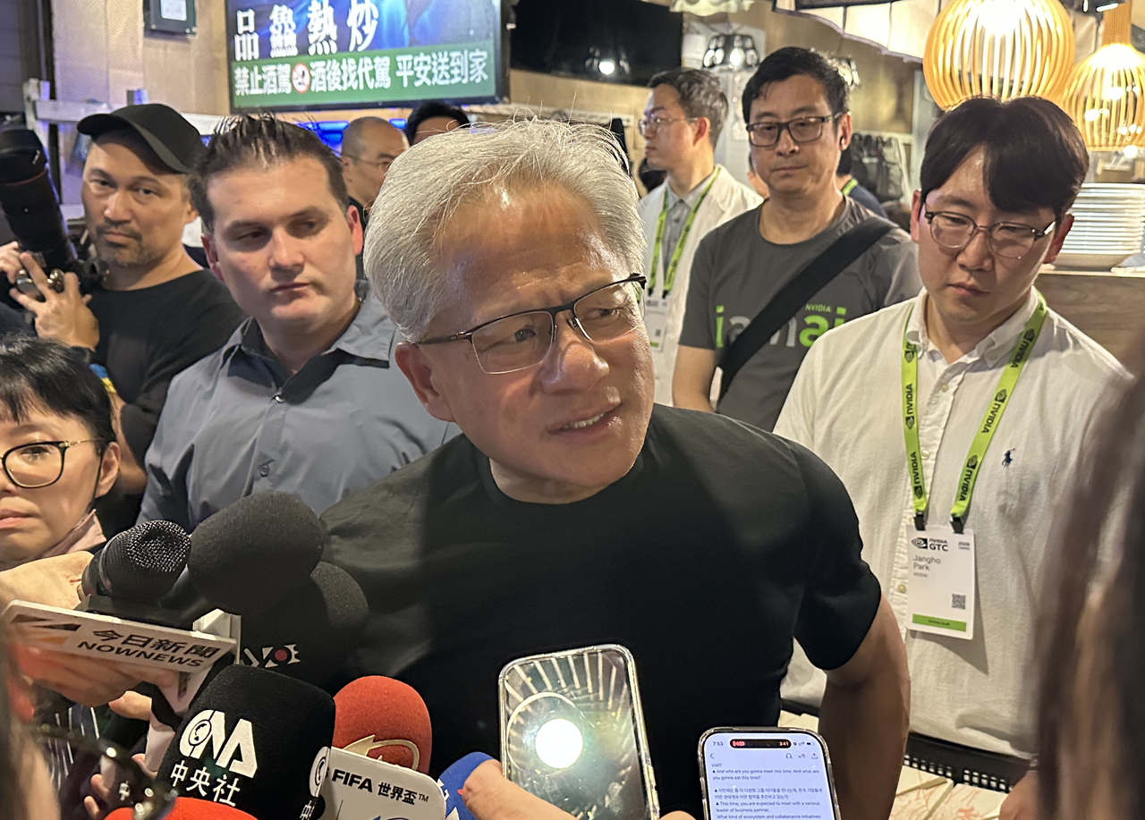 Nvidia chief executive Jensen Huang takes questions from Korean and other reporters at "Korea Partner Night," a dinner the company hosted for its Korean partner firms at a Taipei, Taiwan, restaurant Monday. (Joint Press Corps)