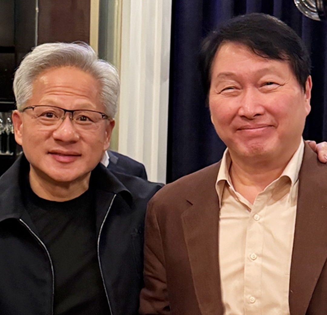 Nvidia CEO Jensen Huang (left) and SK Group Chairman Chey Tae-won pose for a photo during their meeting in Taipei, Monday. (SK hynix)