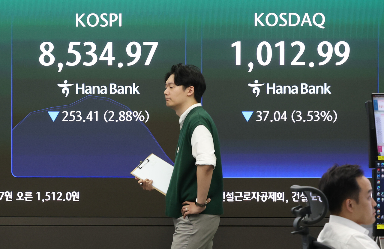 A dealing room at Hana Bank in Seoul on June 2, 2026 (Yonhap)