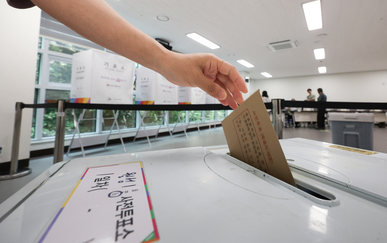 A voter casts a ballot at a polling station in Daegu on May 30, the second and last day of early voting for the June 3 local elections. (Yonhap)