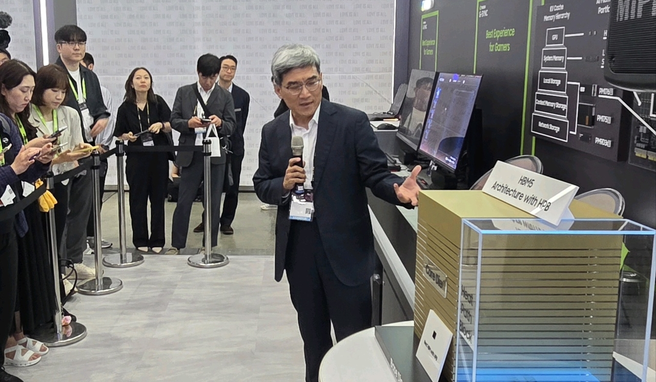 Samsung Electronics President and Chief Technology Officer Song Jai-hyuk introduces HBM5 mockup at Computex 2026 in Taipei, Taiwan, Tuesday. (Samsung Electronics)
