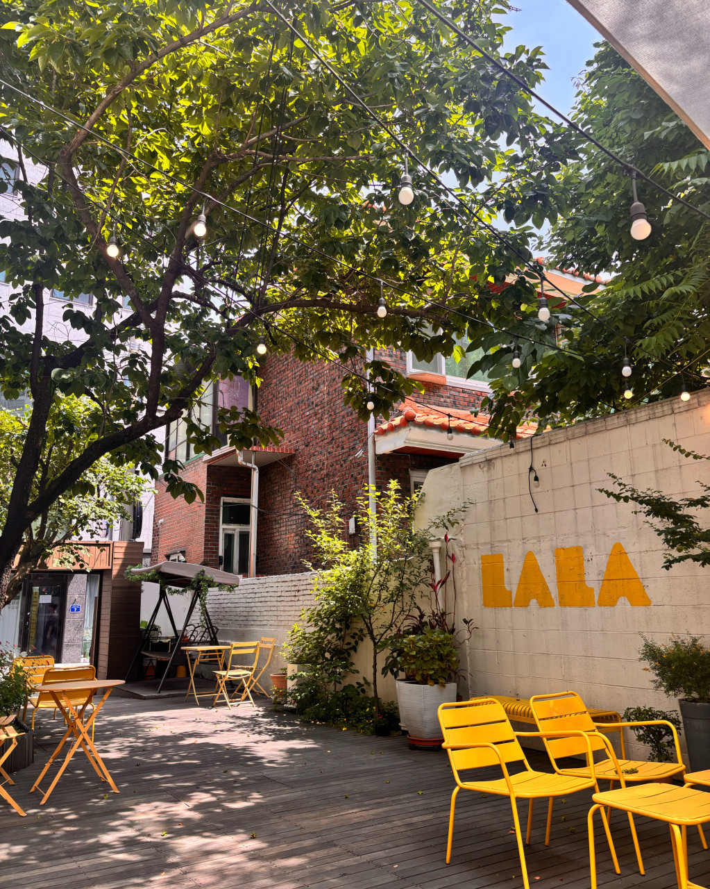 The outdoor terrace of Lala Bread, a cafe in Gangbuk-gu, Seoul, which will serve as a polling station on Election Day. (Naver Blog)
