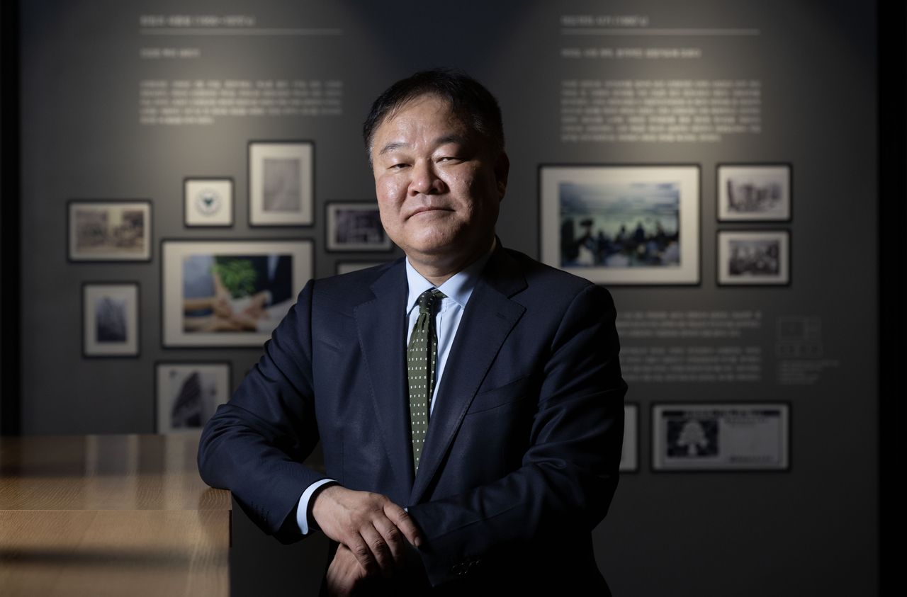 Kim Hak-kyun, head of research at Shinyoung Securities, poses for photos during an interview with The Korea Herald at the firm's headquarters in Yeouido, Seoul, on Monday. (Im Se-jun/ The Korea Herald)