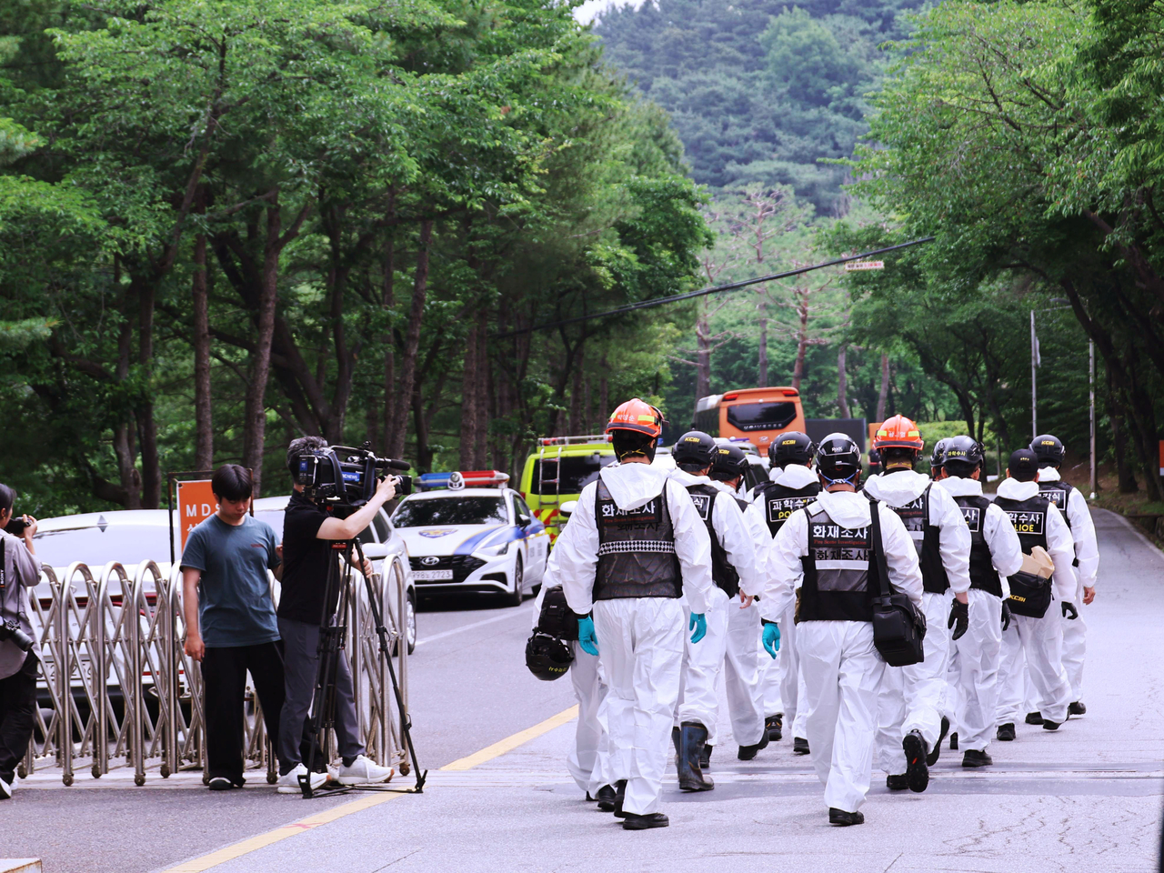 Police officials enter Hanwha Aerospace's Daejeon facility in Oesam-dong, Yuseong-gu, on Tuesday to conduct a joint investigation into the explosion.  (Yonhap)