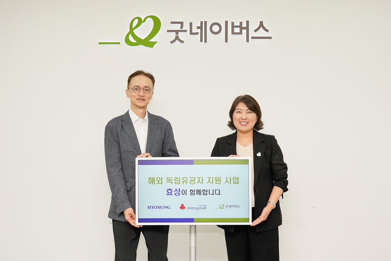 Lee Jung-won (left), communications head at Hyosung, and Jeon Mi-sun, secretary general of Good Neighbors, pose for a photo during a donation ceremony held in Seoul on Sunday. (Hyosung Group)