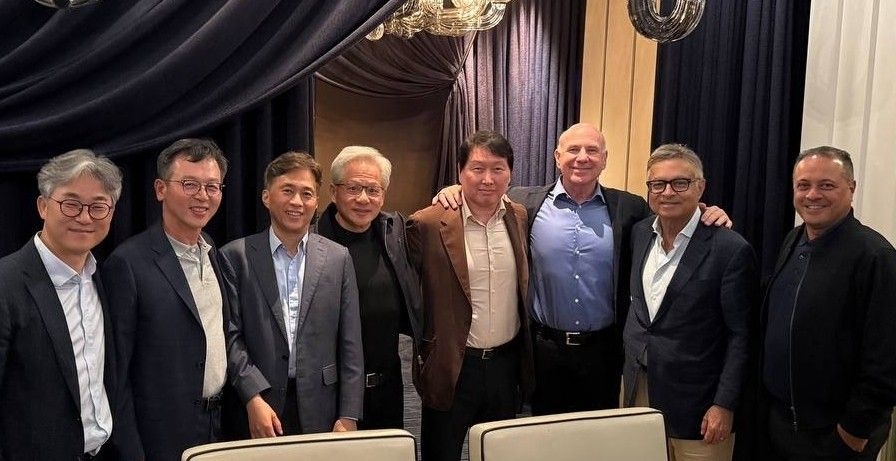 SK Group Chairman Chey Tae-won (fourth from right), Nvidia CEO Jensen Huang (fourth from left) and SK hynix CEO Kwak Noh-jung (third from left), pose with officials during a meeting in Taipei, Taiwan, Monday. (SK hynix)