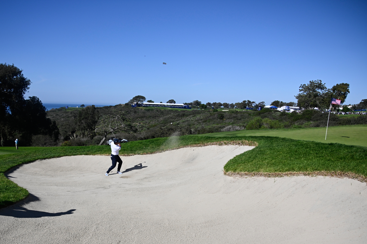 Kim Si-woo takes a shot during Farmers Insurance Open at Torrey Pines, in San Diego, Feb. 1.   (AP-Yonhap)
