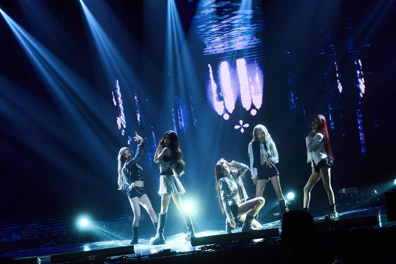 Meovv performs "Hit Em" during a showcase for its second EP, “Bite Now,” in Seoul on Monday. (The Black Label)
