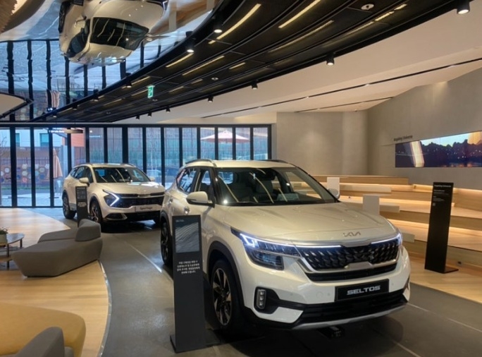 A Kia showroom in Gangnam-gu, Seoul. (X)