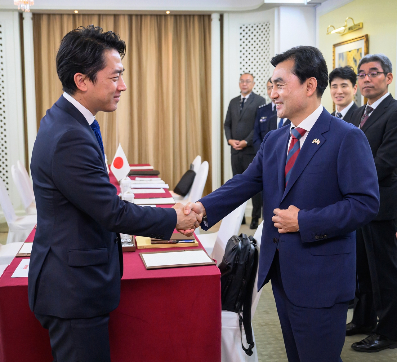 South Korean Defense Minister Ahn Gyu-back (right) shakes hands with Japanese Defense Minister Shinjiro Koizumi during their meeting on the sidelines of the 23rd Shangri-La Dialogue in Singapore on Saturday. (Defense Ministry)