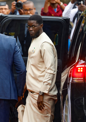 Senegal president names government, excluding rival's party