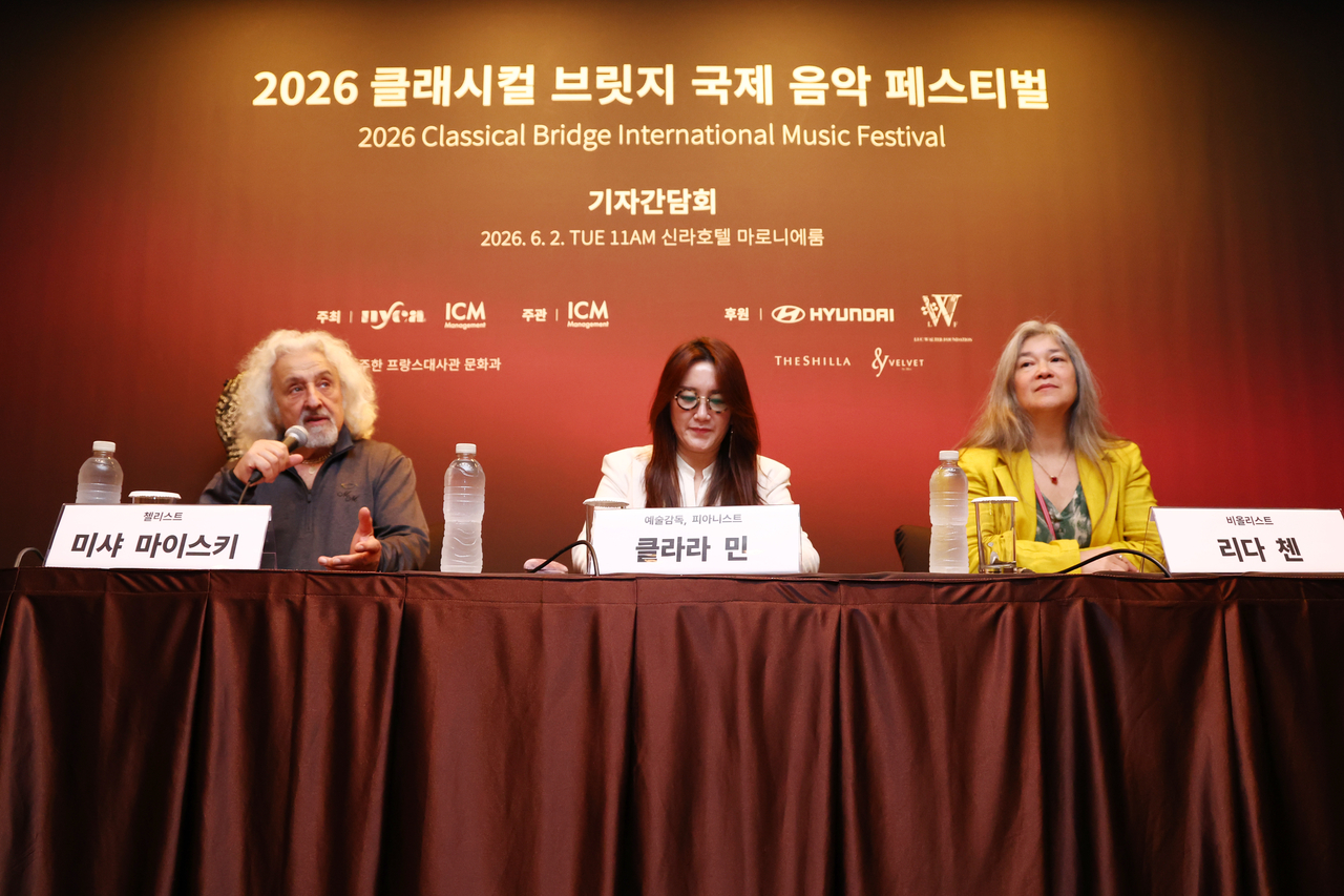 From left: Cellist Mischa Maisky, artistic director and pianist Klara Min and violist Lyda Chen pose during a press conference for the 2026 Classical Bridge International Music Festival at the Shilla Seoul hotel in Jung-gu, Seoul, Tuesday. (Yonhap)