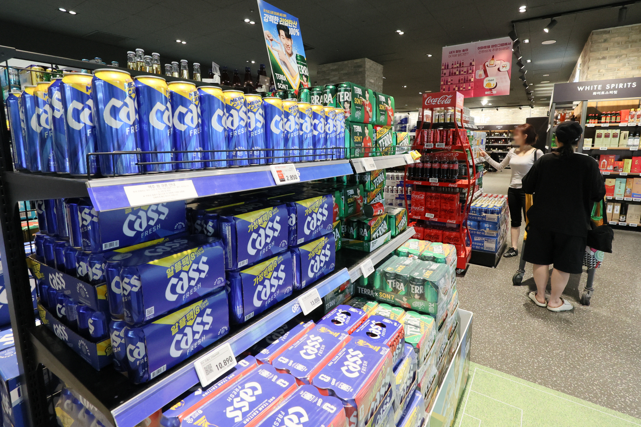 A display of alcoholic beverages at a supermarket in Seoul on June 2.  (Yonhap)