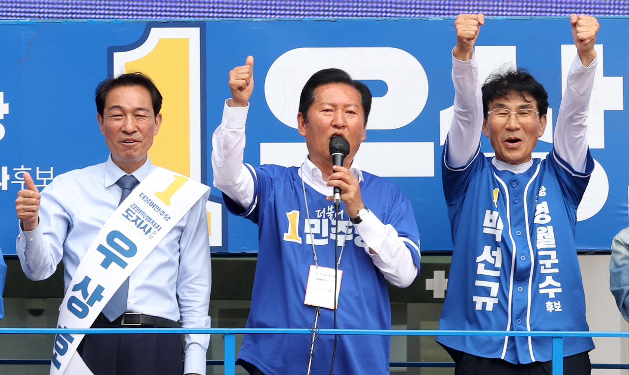 Jung Chung-rae (center), co-chair of the Democratic Party of Korea's election campaign committee, speaks during a campaign rally for Gangwon gubernatorial candidate Woo Sang-ho (left) and Yeongwol County chief candidate Park Sun-gyu in Yeongwol, Gangwon Province, on June 2, 2026. (Yonhap)