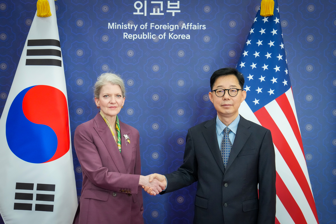 First Vice Foreign Minister Park Yoon-joo (right) and US Under Secretary of State for Political Affairs Allison Hooker shake hands for a photo before a launch meeting Tuesday morning at South Korea’s Foreign Ministry in Seoul. (Foreign Ministry)