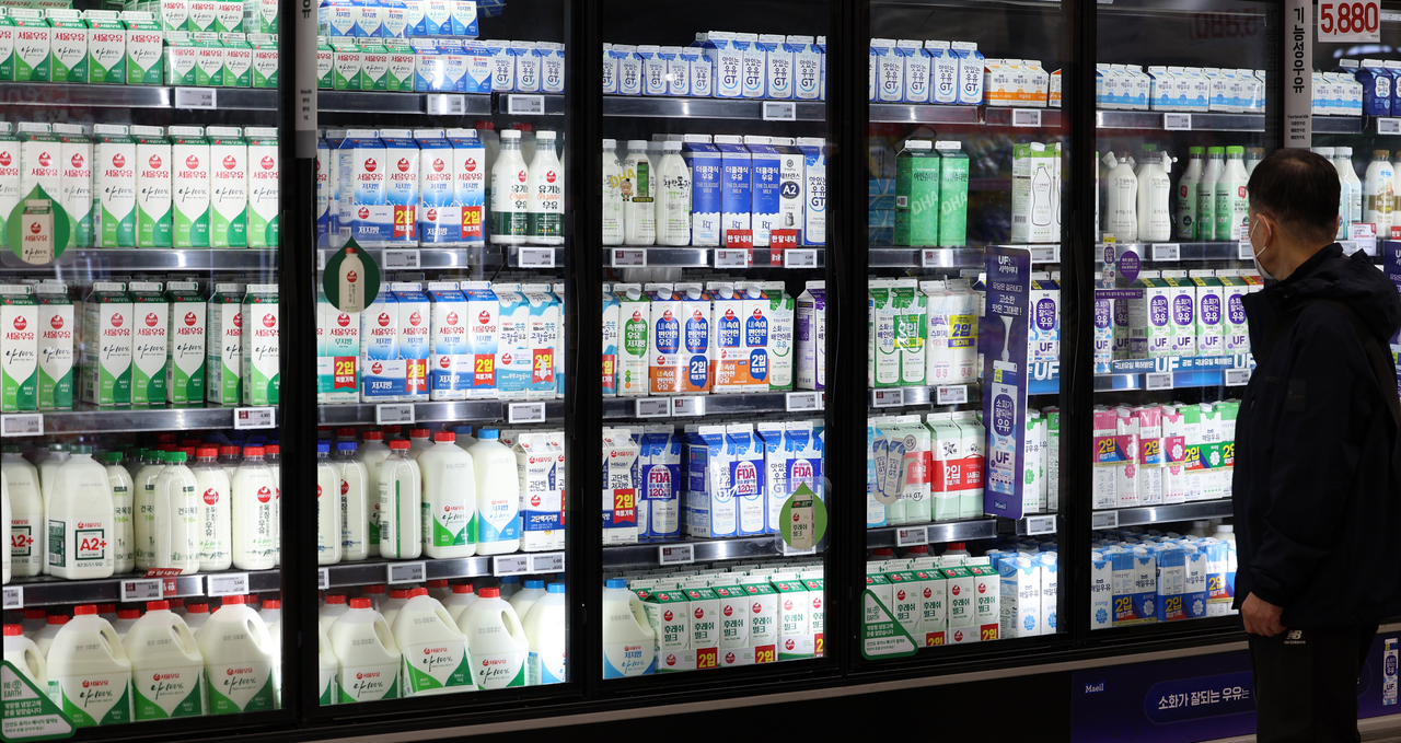 A customer looks at milk products in a mart in Seoul. (Newsis)