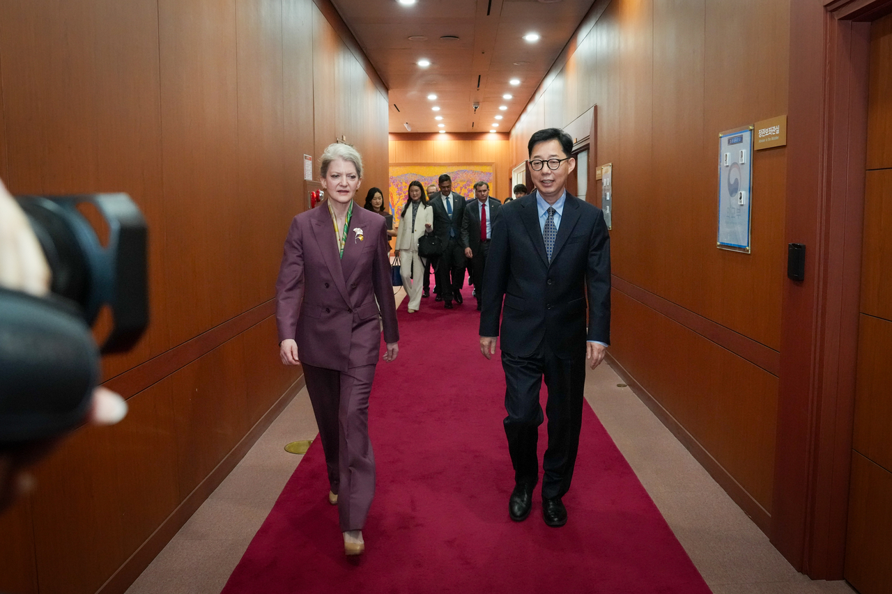 First Vice Foreign Minister Park Yoon-joo (right) and US Under Secretary of State for Political Affairs Allison Hooker walk into a launch meeting Tuesday morning at South Korea’s Foreign Ministry in Seoul. (Foreign Ministry)