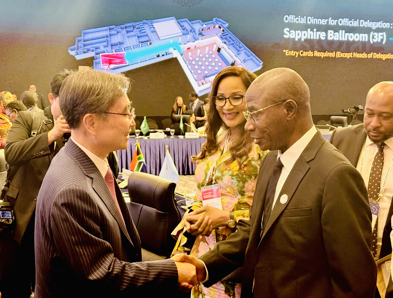 Foreign Minister Cho Hyun (left) exchanges greetings with attendees during Korea-Africa Foreign Ministers' Meeting in Seoul on Monday. (Sanjay Kumar/The Korea Herald)