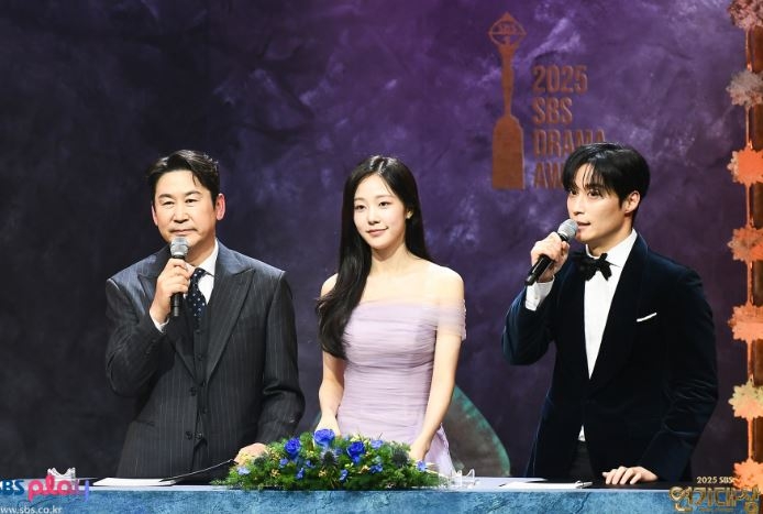 2025 SBS Drama Awards, with (from left) Shin Dong-yeop, Chae Won-bin and Heo Nam-jun as emcees (SBS)