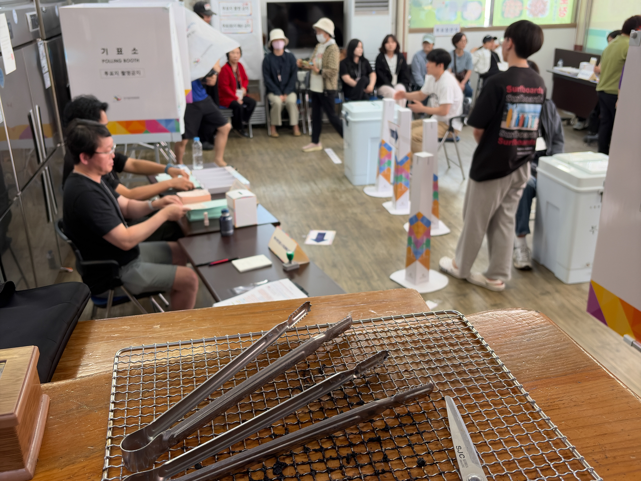 People cast their ballots at a barbecue restaurant serving as a polling station in Gwangmyeong, Gyeonggi Province, Wednesday. (Yonhap)