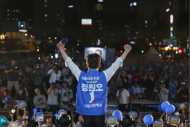 The Democratic Party of Korea's Seoul mayoral candidate cheers in front of his supporters during his campaign in Seoul on Tuesday. (Yonhap)