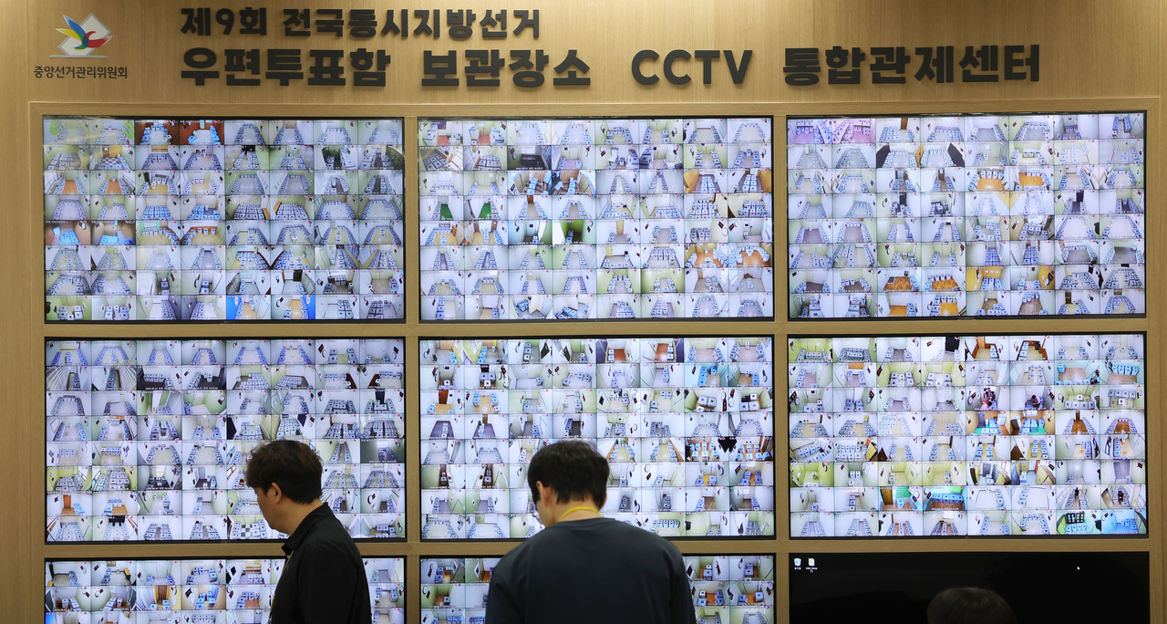 A surveillance room in the National Election Commission headquarters in Gwacheon, Gyeonggi Province, is pictured on Monday. (Newsis)