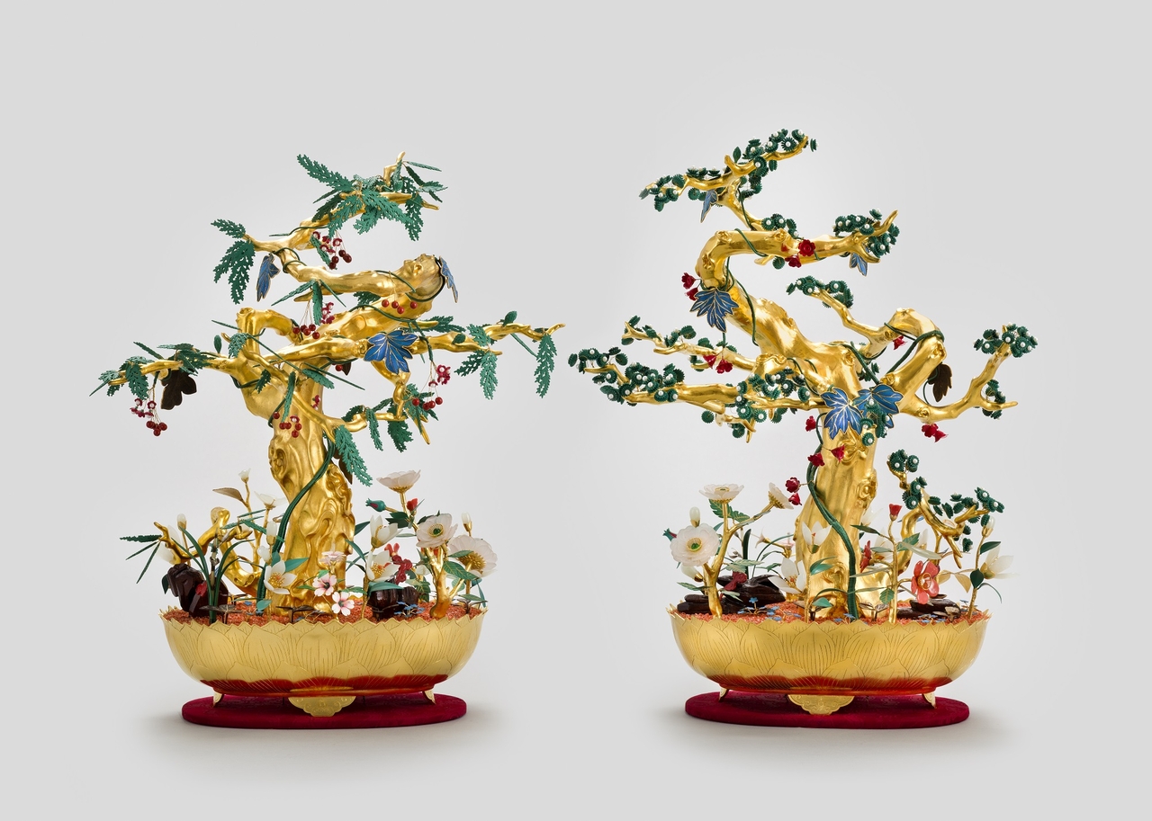 A pair of banhwa, or small tree-shaped ornaments crafted from jewels and metals, created by artisan Kim Young-hee based on a pair presented by King Gojong to the French President Marie Francois Sadi Carnot in 1888 (Korea Heritage Service)