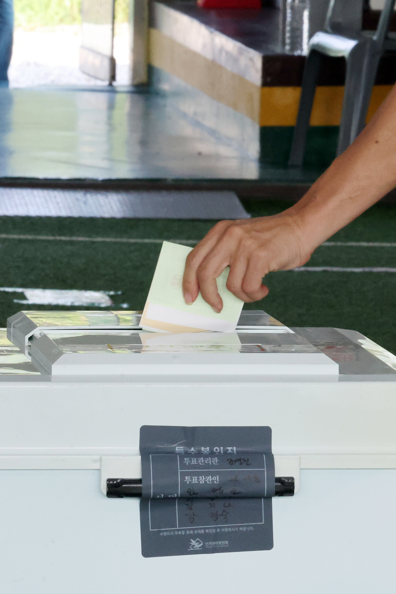 A voter casts a ballot at a polling station in  South Jeolla Province on Wednesday. (Yonhap)