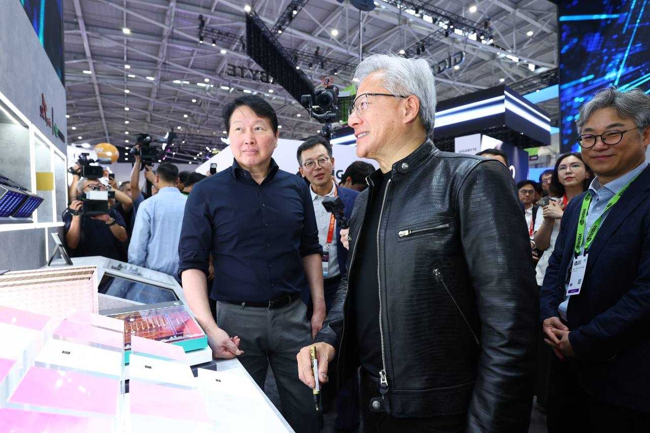 SK Group Chairman Chey Tae-won (left) and Nvidia CEO Jensen Huang are briefed at SK hynix's exhibition booth during Computex 2026 in Taipei, Taiwan, Tuesday. (SK hynix)