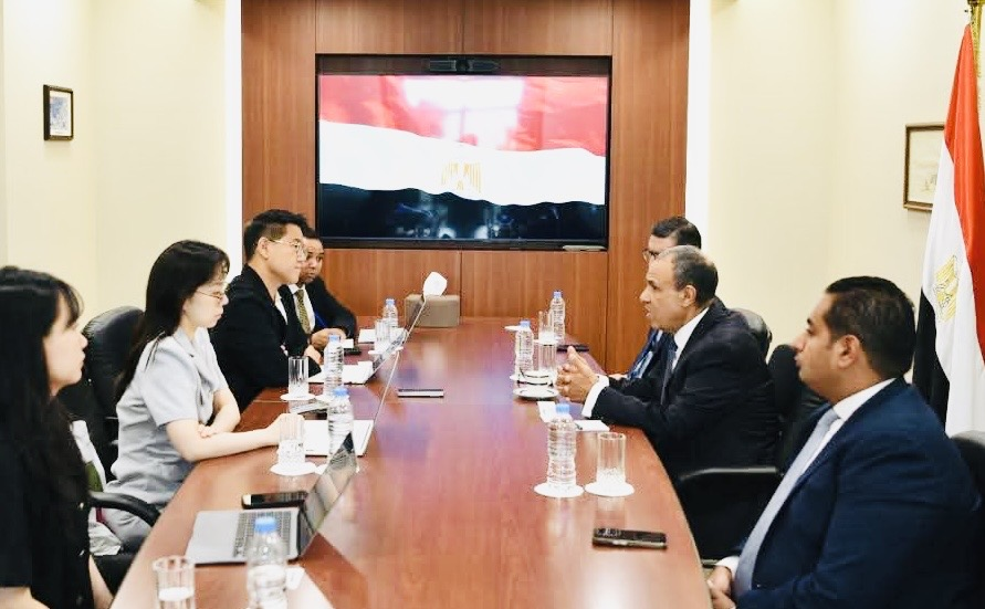 Egyptian Foreign Minister Badr Abdellatti (centre right) speaks with journalists during an interview at the Egyptian embassy in Seoul on Tuesday. (Egyptian Embassy in Seoul)