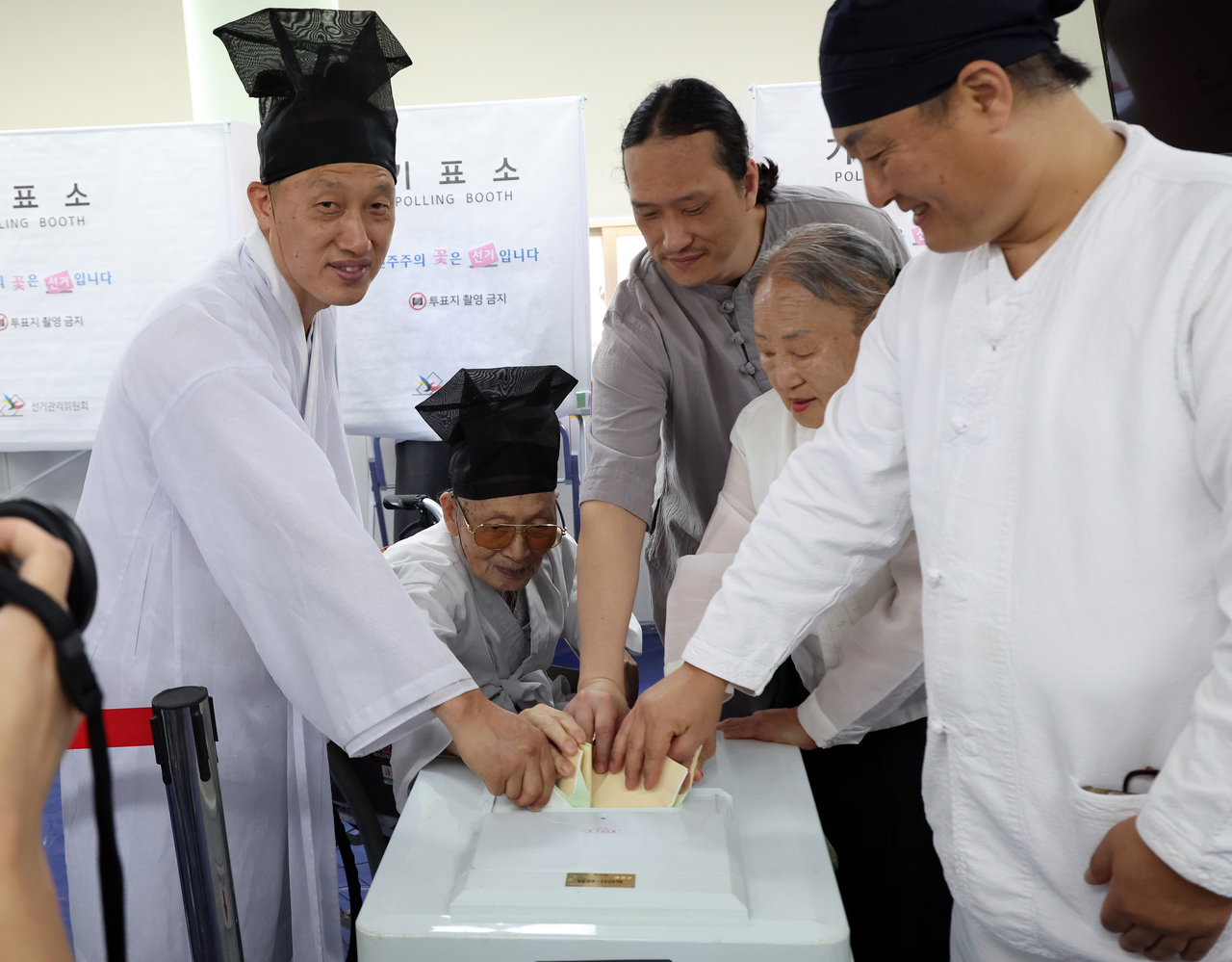 A village school teacher and his family cast their ballots at a polling station in Nonsan, South Chungcheong Province,  Wednesday. (Newsis)