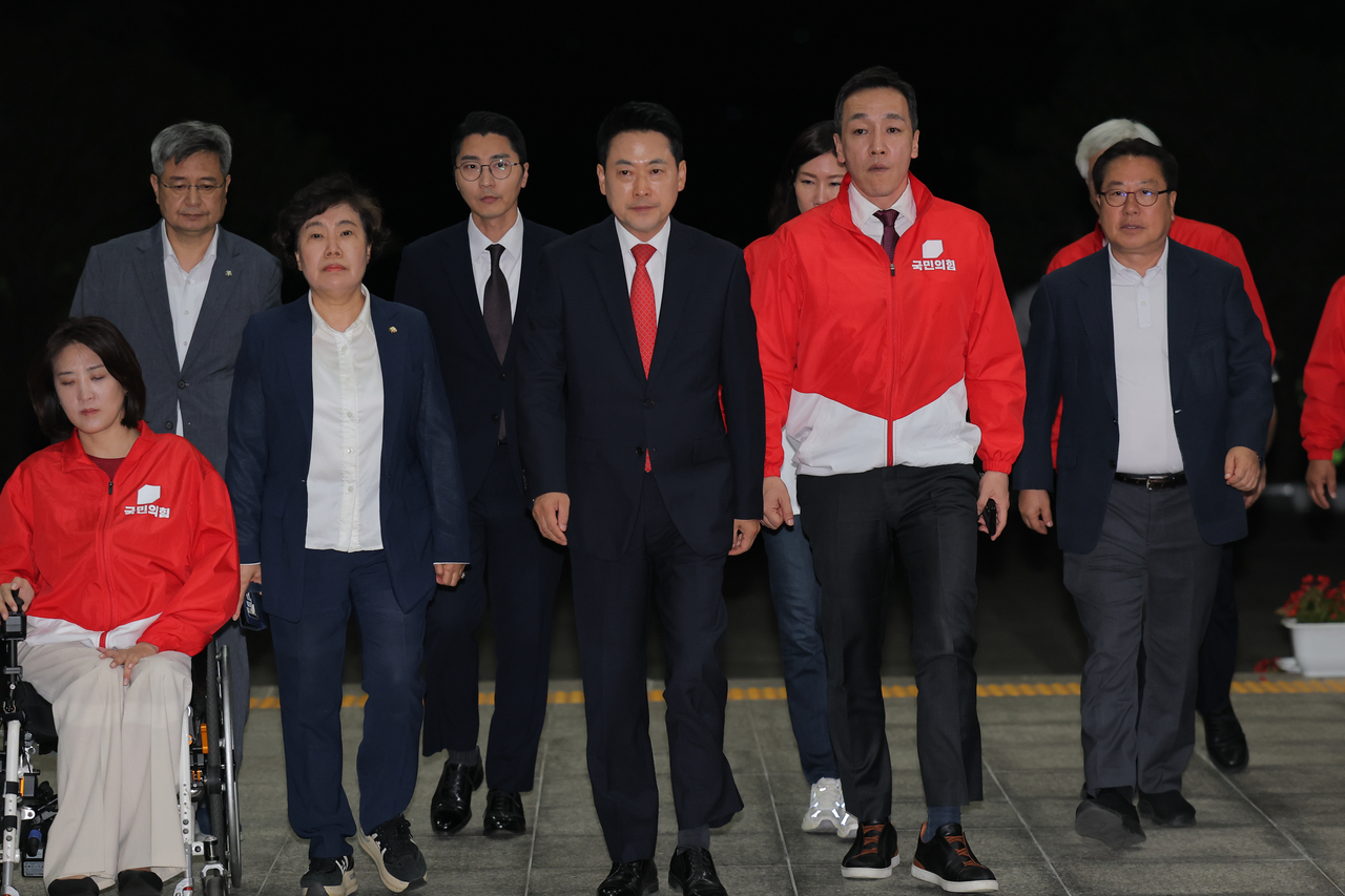 Rep. Jang Dong-hyeok, chair of the main opposition People Power Party, wearing a red necktie, visits the headquarters of the National Election Commission in Gwacheon, Gyeonggi Province, on Wednesday to protest ballot shortages during South Korea’s June 3 local elections. (Yonhap)