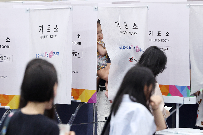 People cast their votes at a polling station in Songpa-gu, Seoul, Wednesday. (Yonhap)
