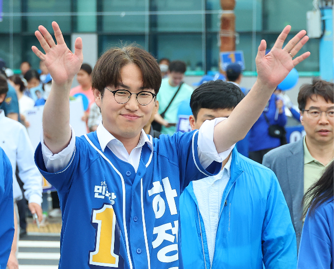 Democratic Party of Korea candidate Ha Jung-woo campaigns in Busan on Tuesday ahead of the National Assembly by-election in Busan's Buk-A district. (Yonhap)