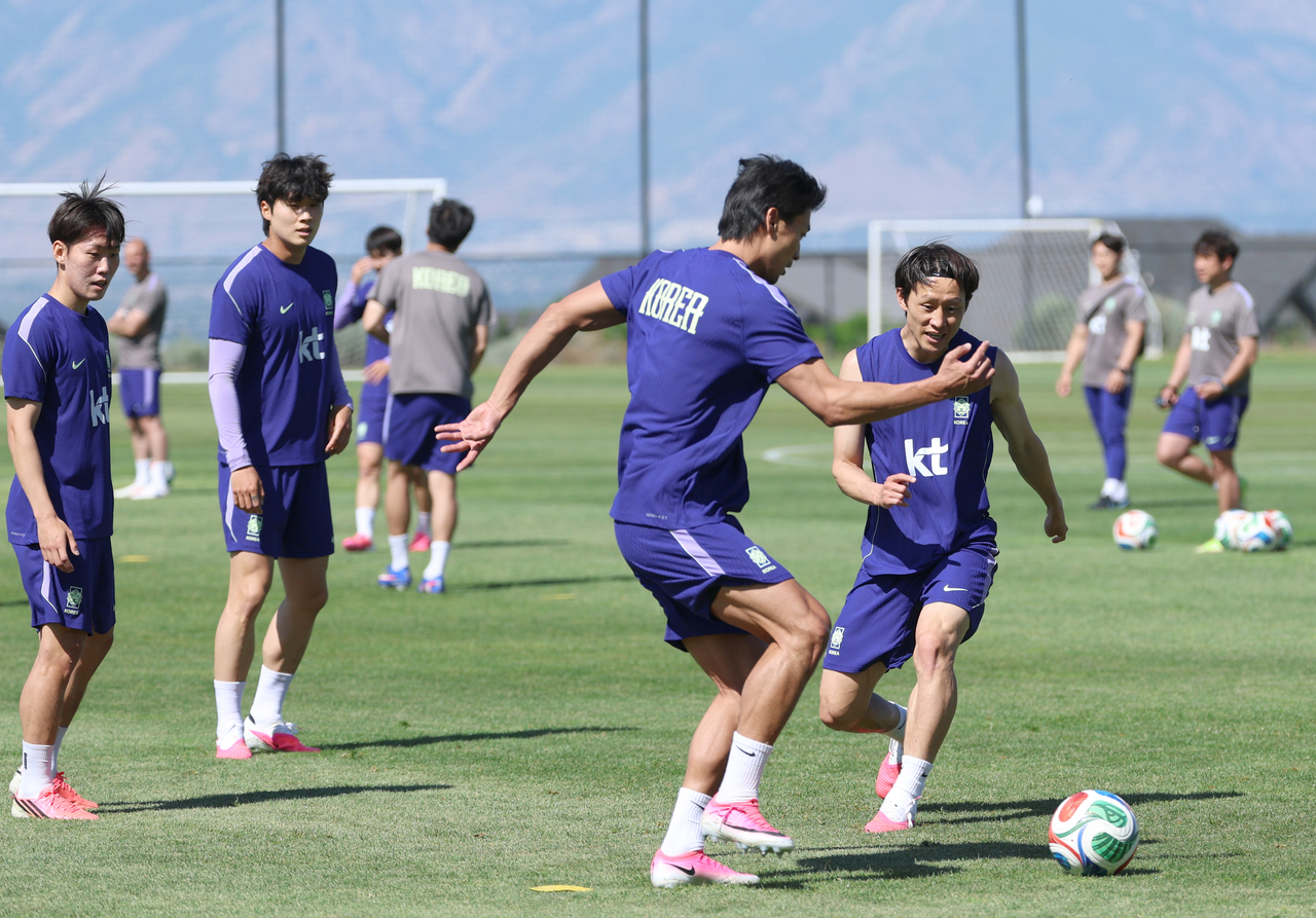Lee Jae-sung (R), midfielder for the South Korean men's national football team, takes part in a training session for the FIFA World Cup at Zions Bank Training Center in Herriman, Utah, on Tuesday. (Yonhap)