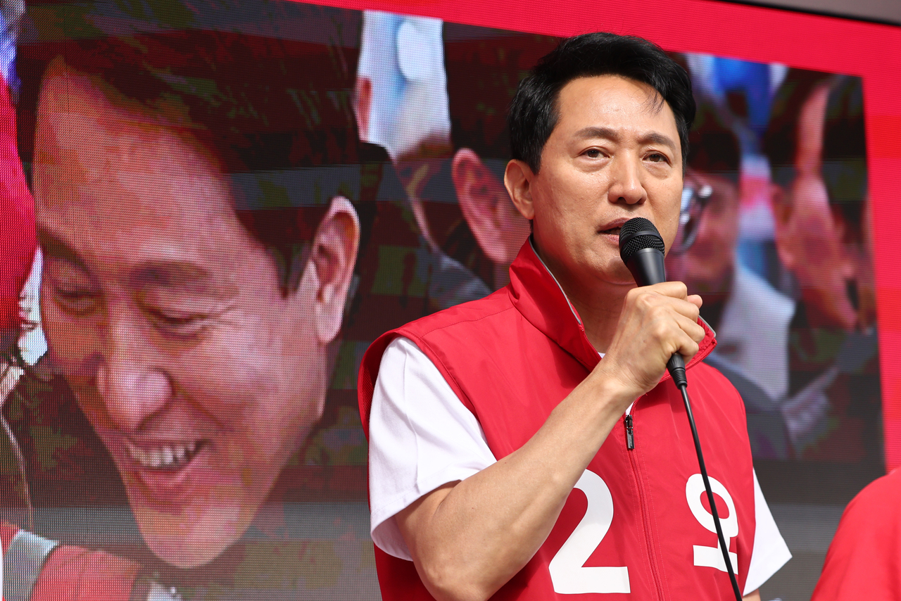 Incumbent Seoul Mayor and People Power Party candidate Oh Se-hoon greets commuters near Gwanghwamun Station on Subway Line No. 5 in Seoul on June 1. (Yonhap)