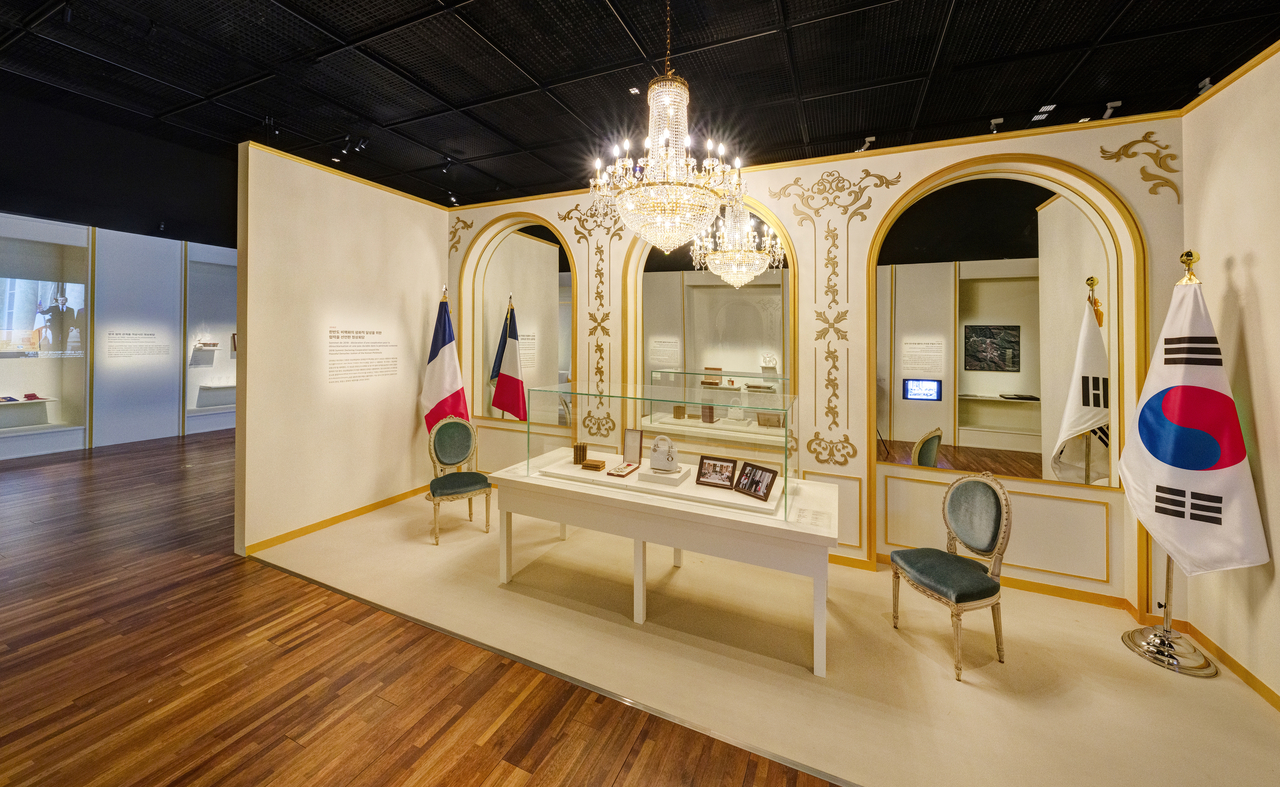 A view of the exhibition "Gifts and Records: 140 Years of Korea-France Friendship" at the National Palace Museum of Korea in Seoul on Tuesday. (Yonhap)