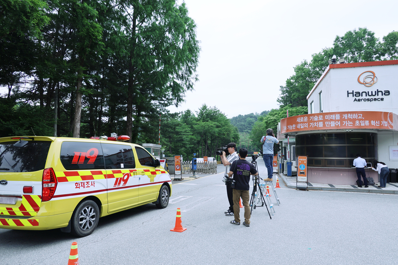 A fire investigation vehicle enters Hanwha Aerospace's facility in Oesam-dong, Yuseong-gu, Daejeon, Tuesday, a day after a fatal explosion at the site. (Yonhap)