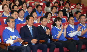 Ruling party set for landslide with wins in Seoul, Busan: exit polls